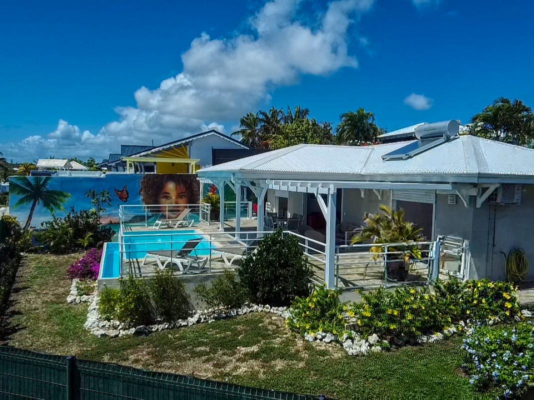 Location villa Rubis 2 chambres 4 personnes vue sur mer piscine à St François en Guadeloupe - vue d'ensemble.